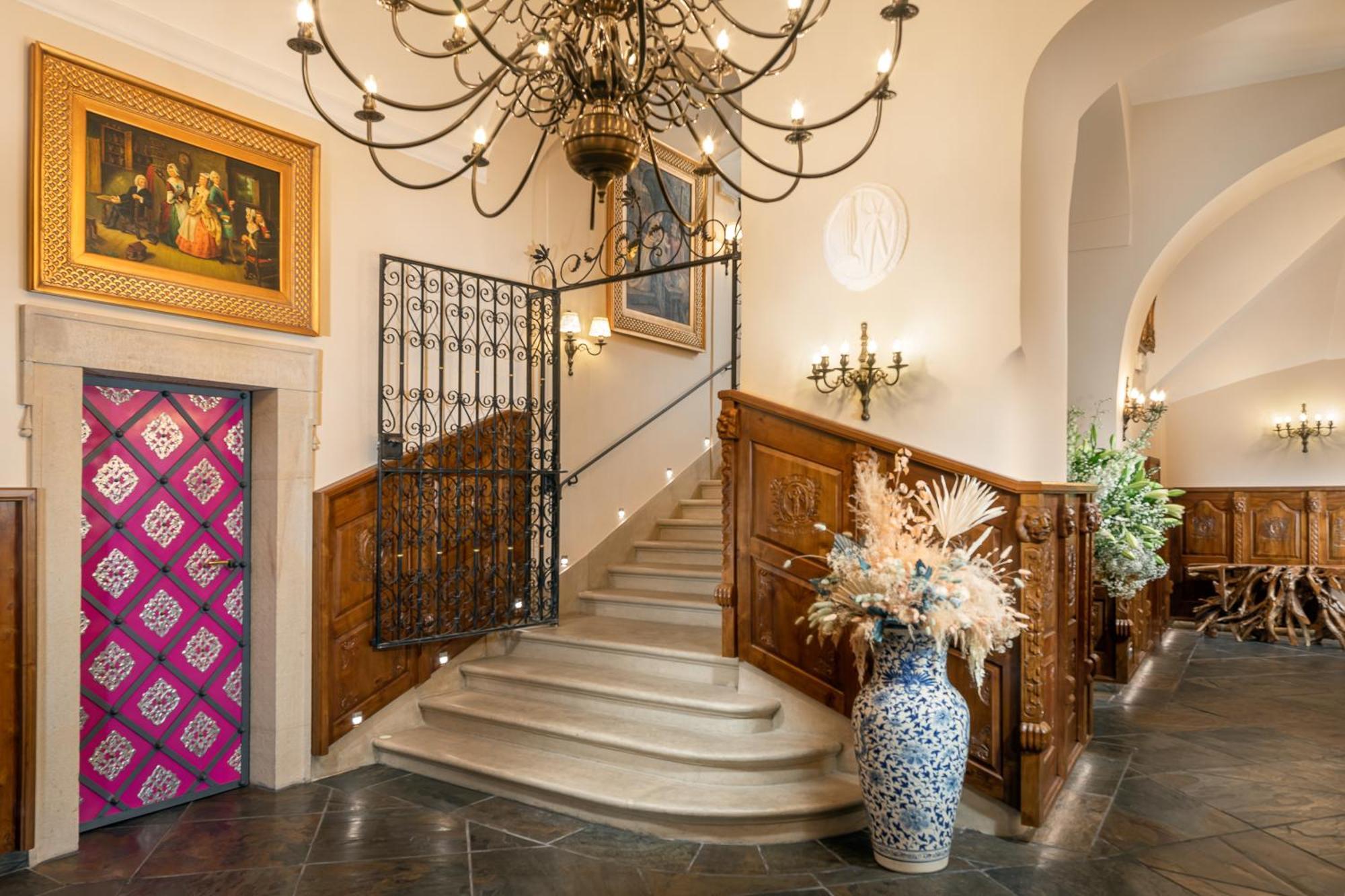 Iron Gate & By Bhg Prag